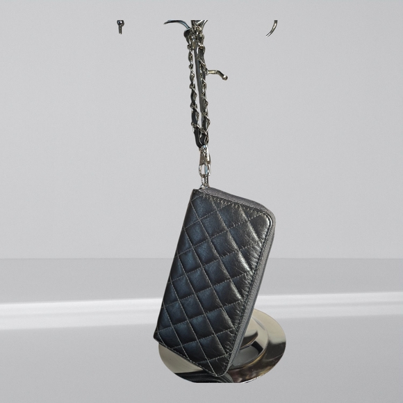 The Unbranded Brand Handbags - Silver Quilted Wristlet NWOT